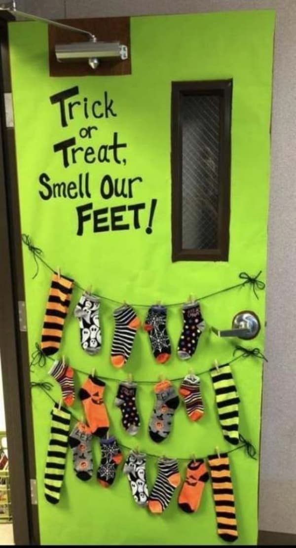 spooky-halloween-party-door-decoration-ideas00014-feminatalk